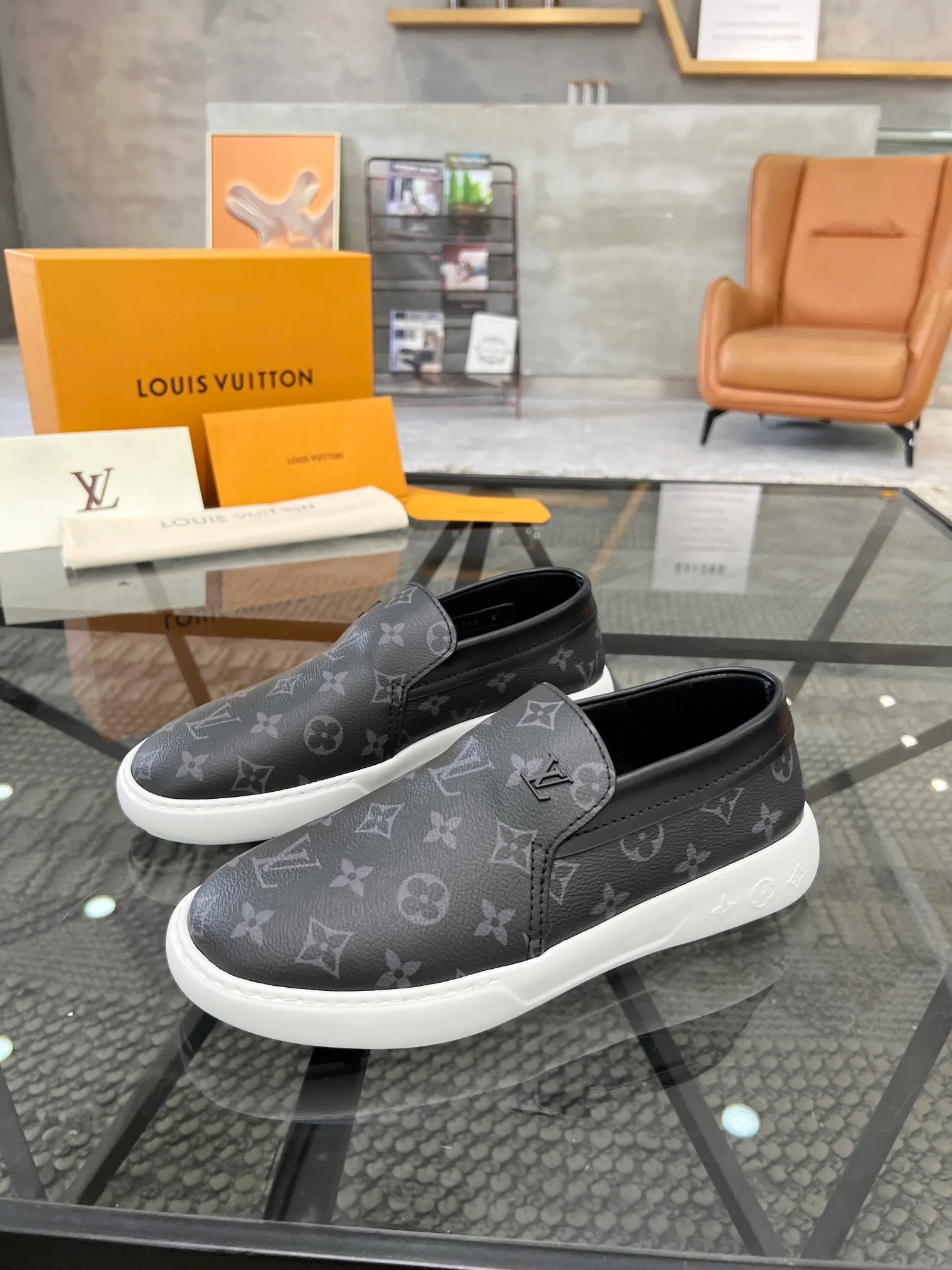 Factory price: 520💰 LV🔍Top purchasing agent🇮🇹 Road The most popular sneakers are available at the same time in the super popular sports shoe counters. The uppers are made of Italian original imported cowhide fabric. The classic and generous layout is a must-have for fashionistas. The complex craftsmanship is perfectly reproduced. The imported soft water-dyed cowhide lining is padded. The soles are: original soles specially provided by the factory. The exclusive foamed molded soles are super comfortable. The original factory follows the order. 🔍🔍High quality. You can go in and out of the counter at will. Welcome to compare. Size 39-45 (38 can be ordered)